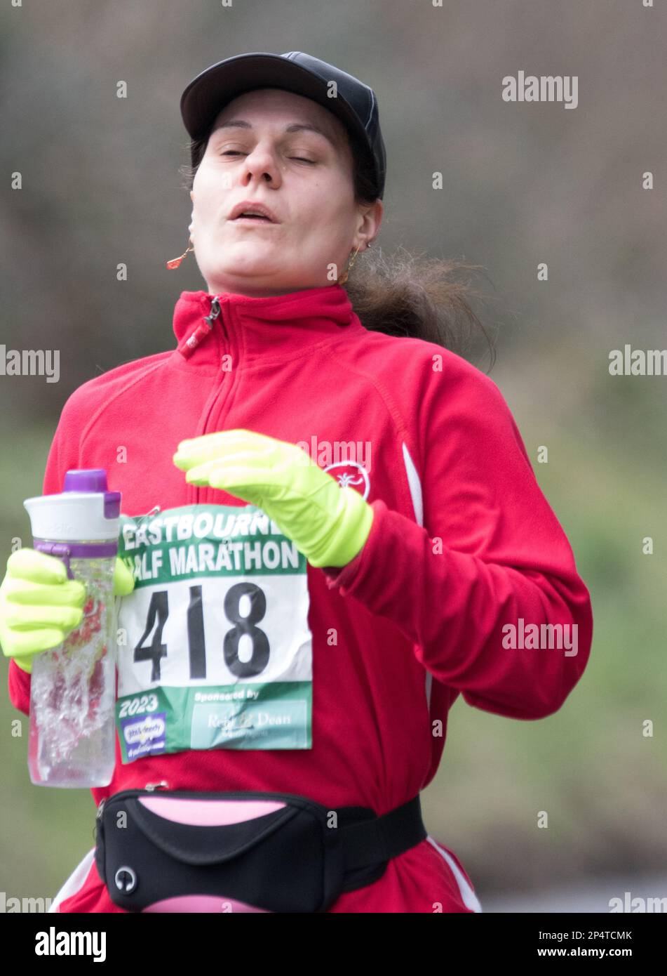 Eastbourne, Regno Unito. 5th marzo, 2023. Corridori che passano il punto di 4 miglia nella mezza maratona di Eastbourne. Credit: Newpics UK South/Alamy Live News Foto Stock