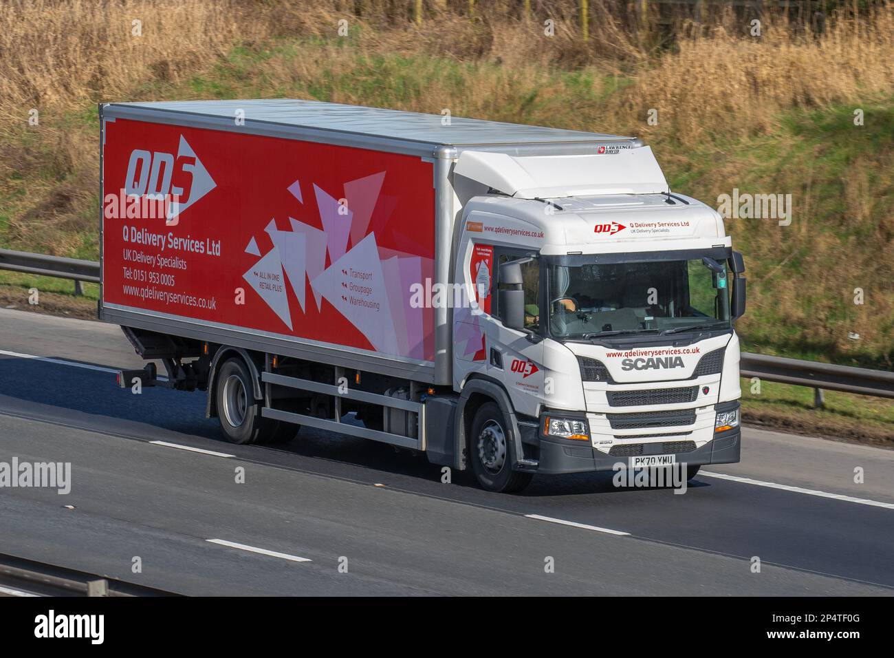QDS DELIVERY SERVICES LTD. 2021 SCANIA P250 B 4X2 7700cc Diesel; viaggiando sull'autostrada M61, Regno Unito Foto Stock