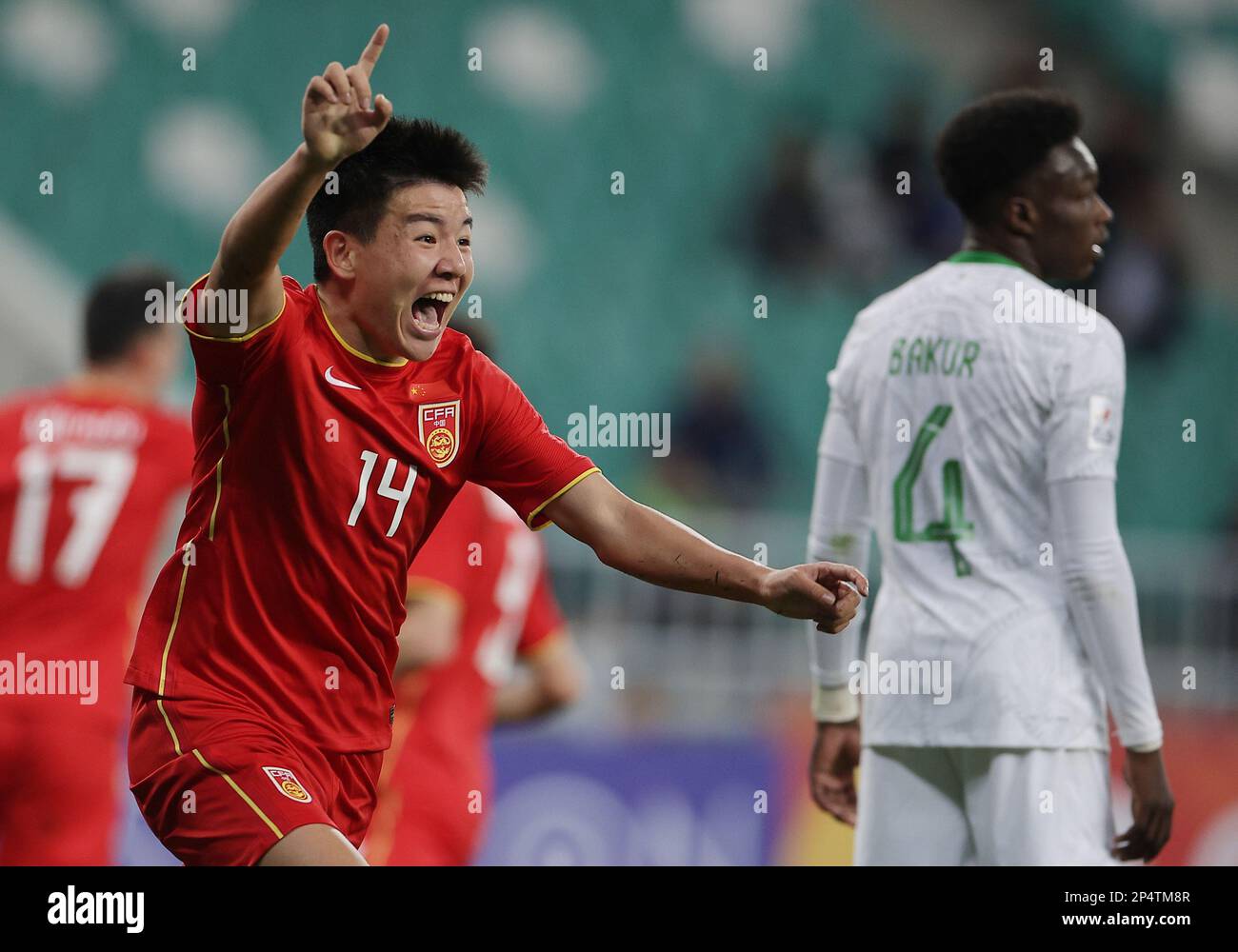 Tashkent, Uzbekistan. 6th Mar, 2023. Xu Bin (L, davanti) della Cina celebra il punteggio durante la partita di Gruppo D tra Cina e Arabia Saudita della Coppa asiatica AFC U20 a Tashkent, Uzbekistan, 6 marzo 2023. Credit: Che Zhouyong/Xinhua/Alamy Live News Foto Stock