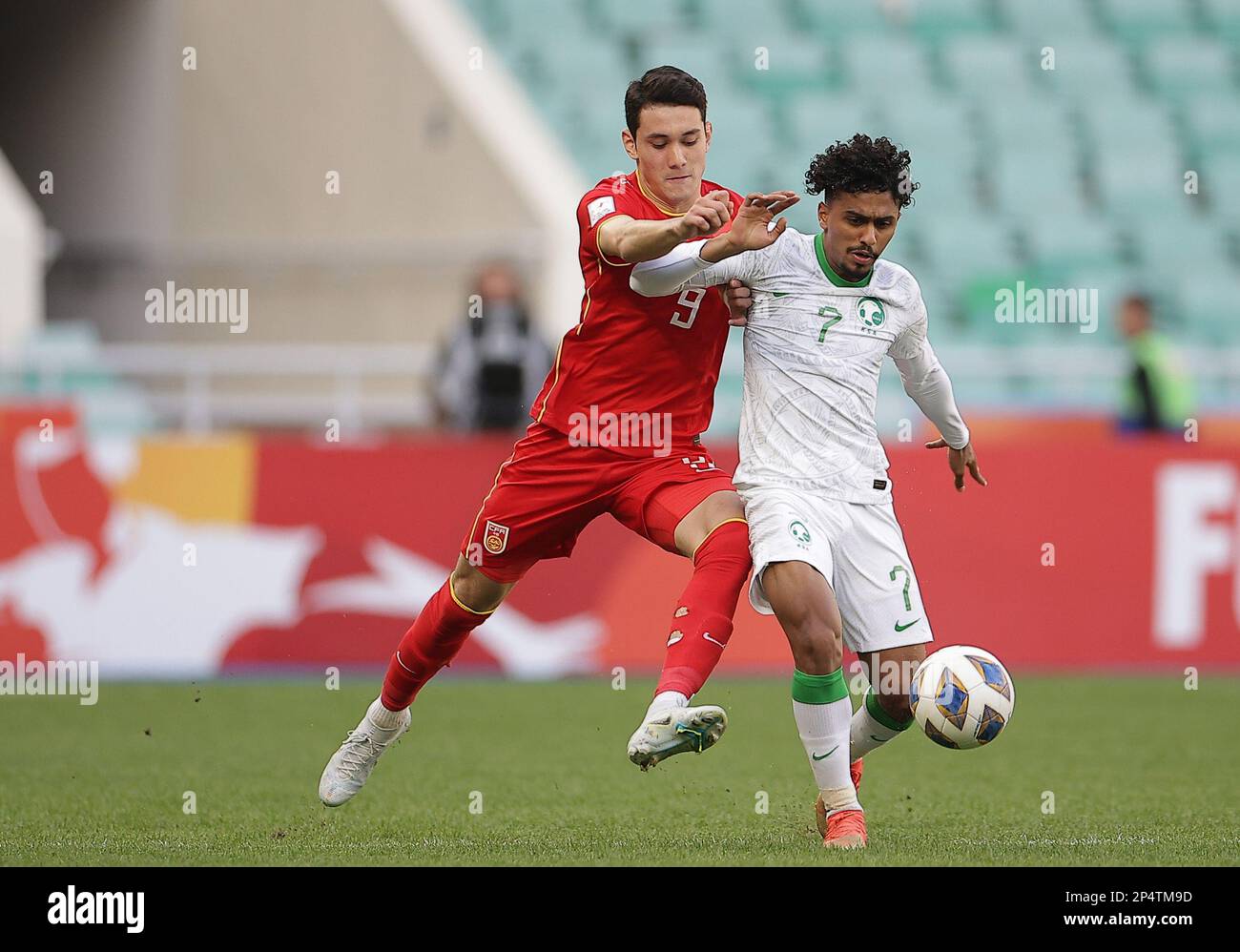 Tashkent, Uzbekistan. 6th Mar, 2023. Baihelamu Abuduwaili (L) della Cina vies con Abdulaziz Saud Alelewai dell'Arabia Saudita durante l'incontro di Gruppo D tra Cina e Arabia Saudita della Coppa asiatica AFC U20 a Tashkent, Uzbekistan, 6 marzo 2023. Credit: Che Zhouyong/Xinhua/Alamy Live News Foto Stock