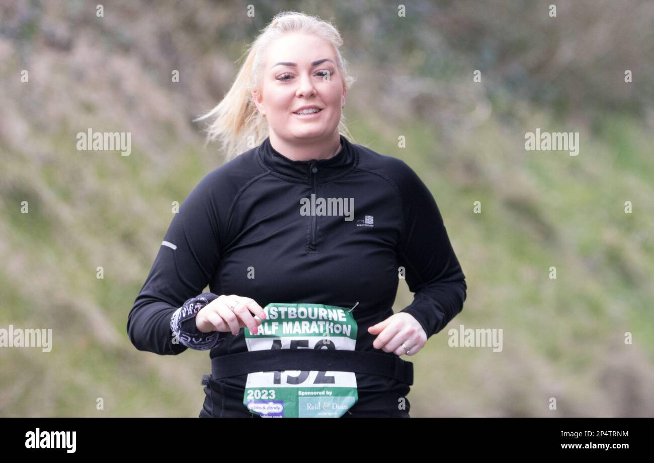 Eastbourne, Regno Unito. 5th marzo, 2023. Corridori che passano il punto di 4 miglia nella mezza maratona di Eastbourne. Credit: Newpics UK South/Alamy Live News Foto Stock