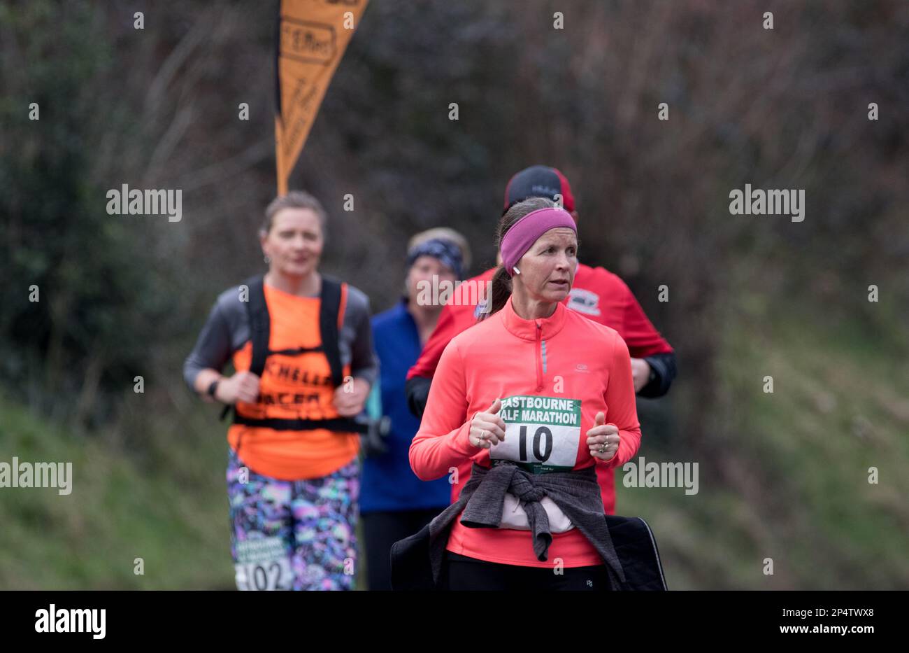 Eastbourne, Regno Unito. 5th marzo, 2023. Corridori che passano il punto di 4 miglia nella mezza maratona di Eastbourne. Credit: Newpics UK South/Alamy Live News Foto Stock