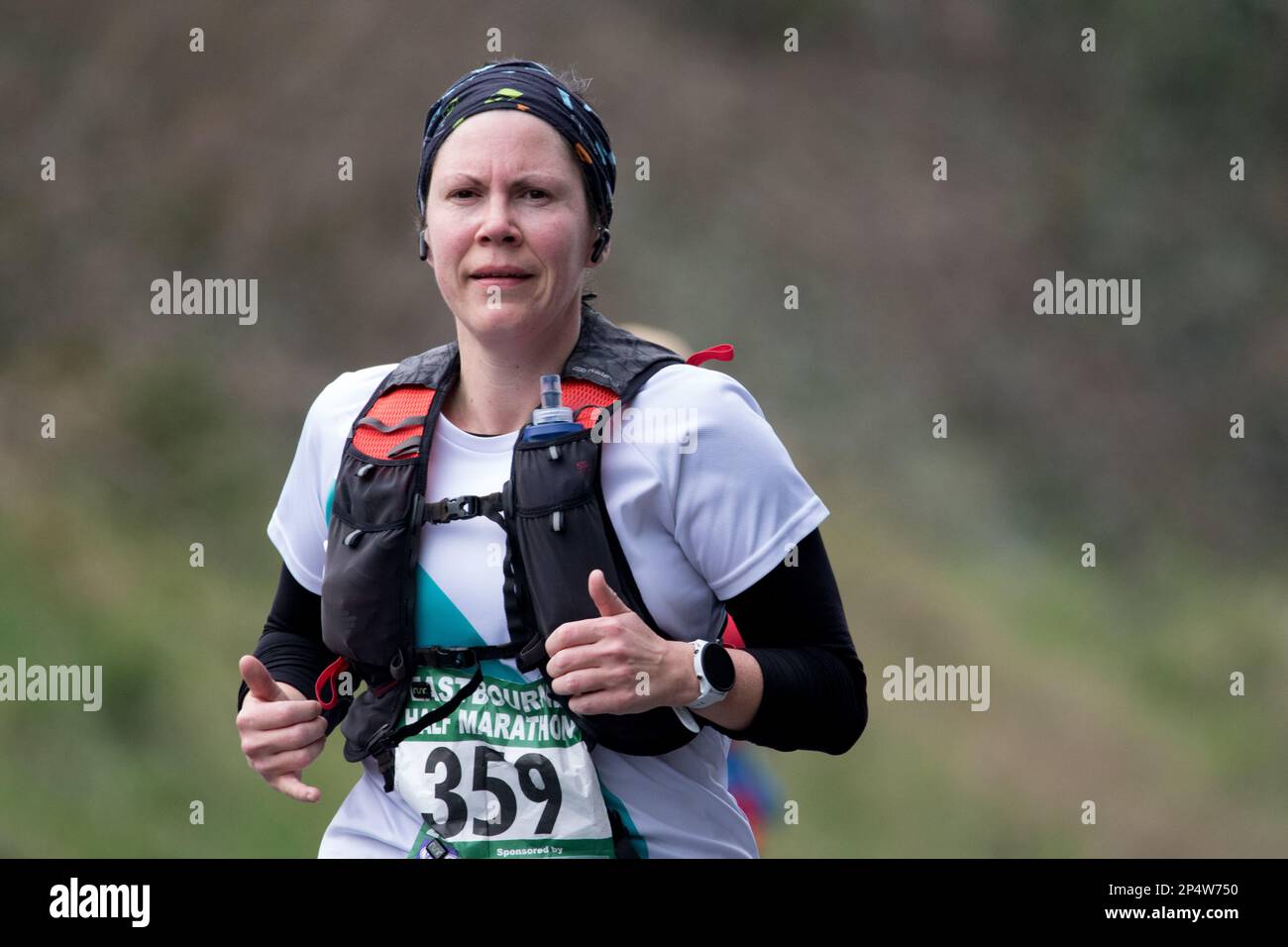 Eastbourne, Regno Unito. 5th marzo, 2023. Corridori che passano il punto di 4 miglia nella mezza maratona di Eastbourne. Credit: Newpics UK South/Alamy Live News Foto Stock