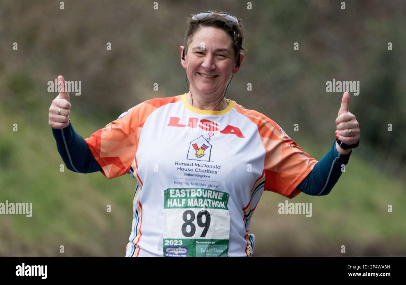 Eastbourne, Regno Unito. 5th marzo, 2023. Corridori che passano il punto di 4 miglia nella mezza maratona di Eastbourne. Credit: Newpics UK South/Alamy Live News Foto Stock