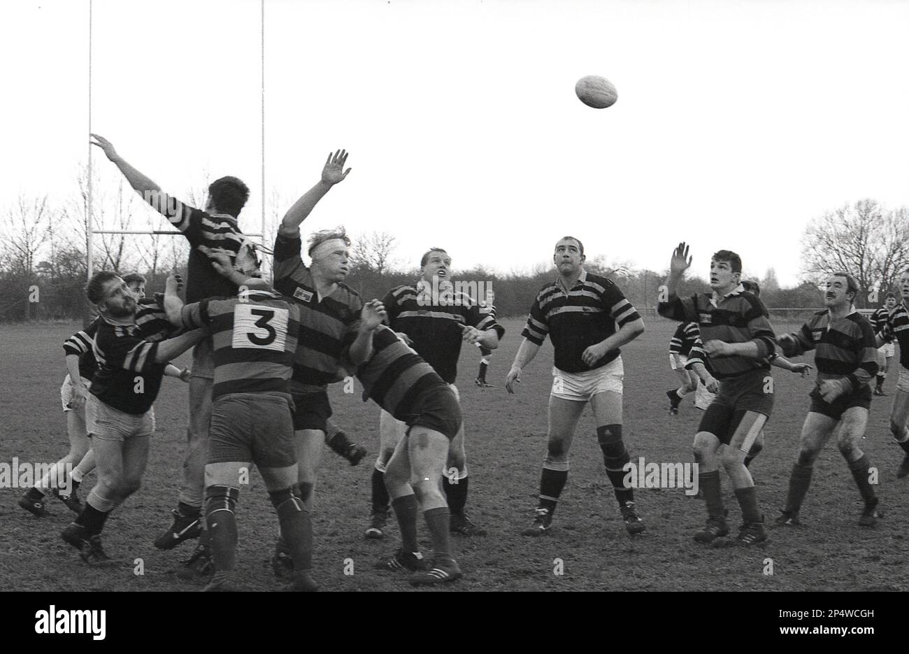 1980s, partita di rugby amatoriale, in avanti in gara nella line-out, un giocatore che abbattere il pallone, Inghilterra, Regno Unito. Foto Stock