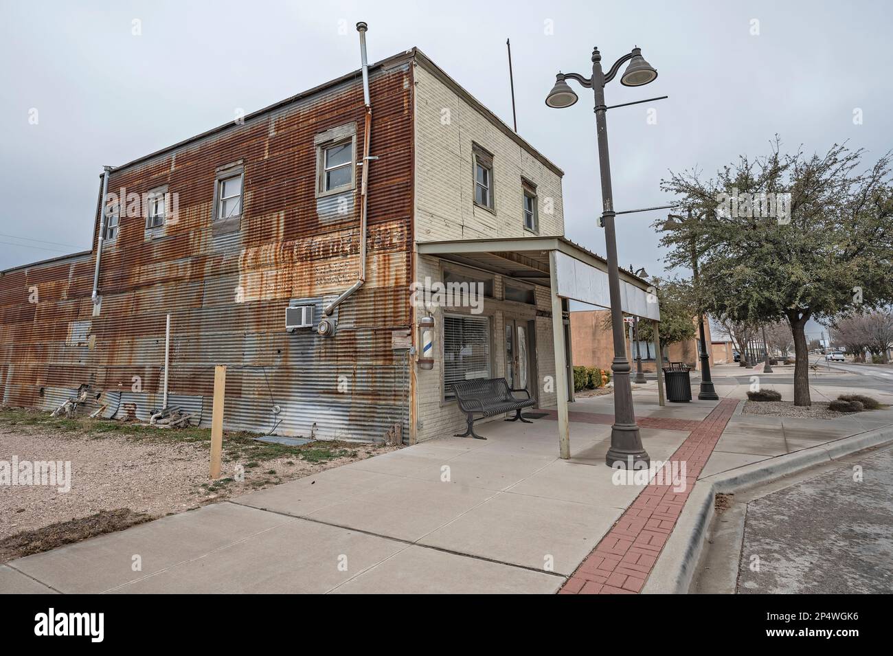 Paesaggio urbano con edificio abbandonato a Eunice, New Mexico Foto Stock
