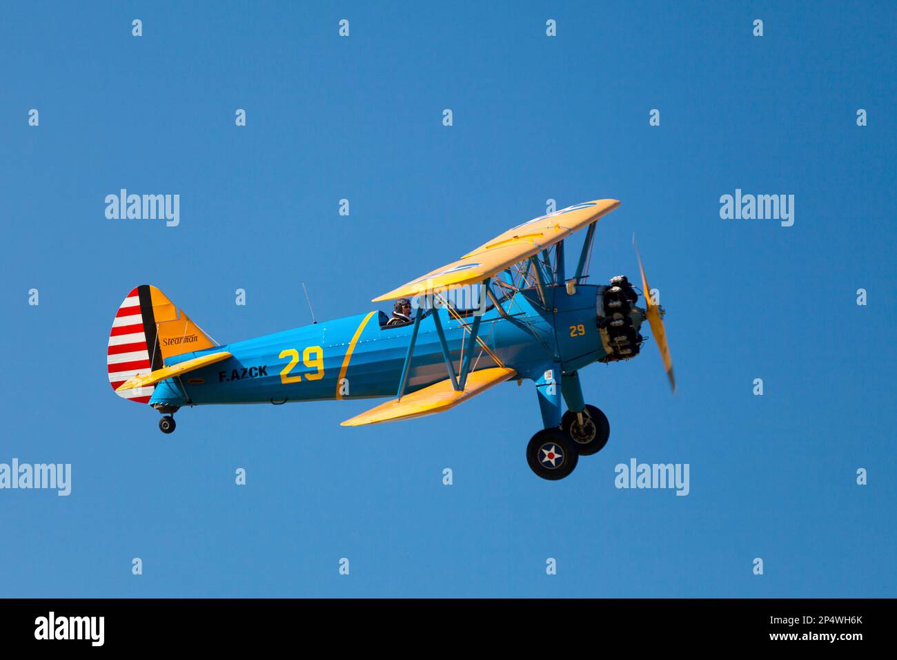 Morlaix, Francia - Settembre 18 2022: Il modello 75 di Stearman (Boeing) è un biplano precedentemente usato come velivolo addestratore militare. Foto Stock