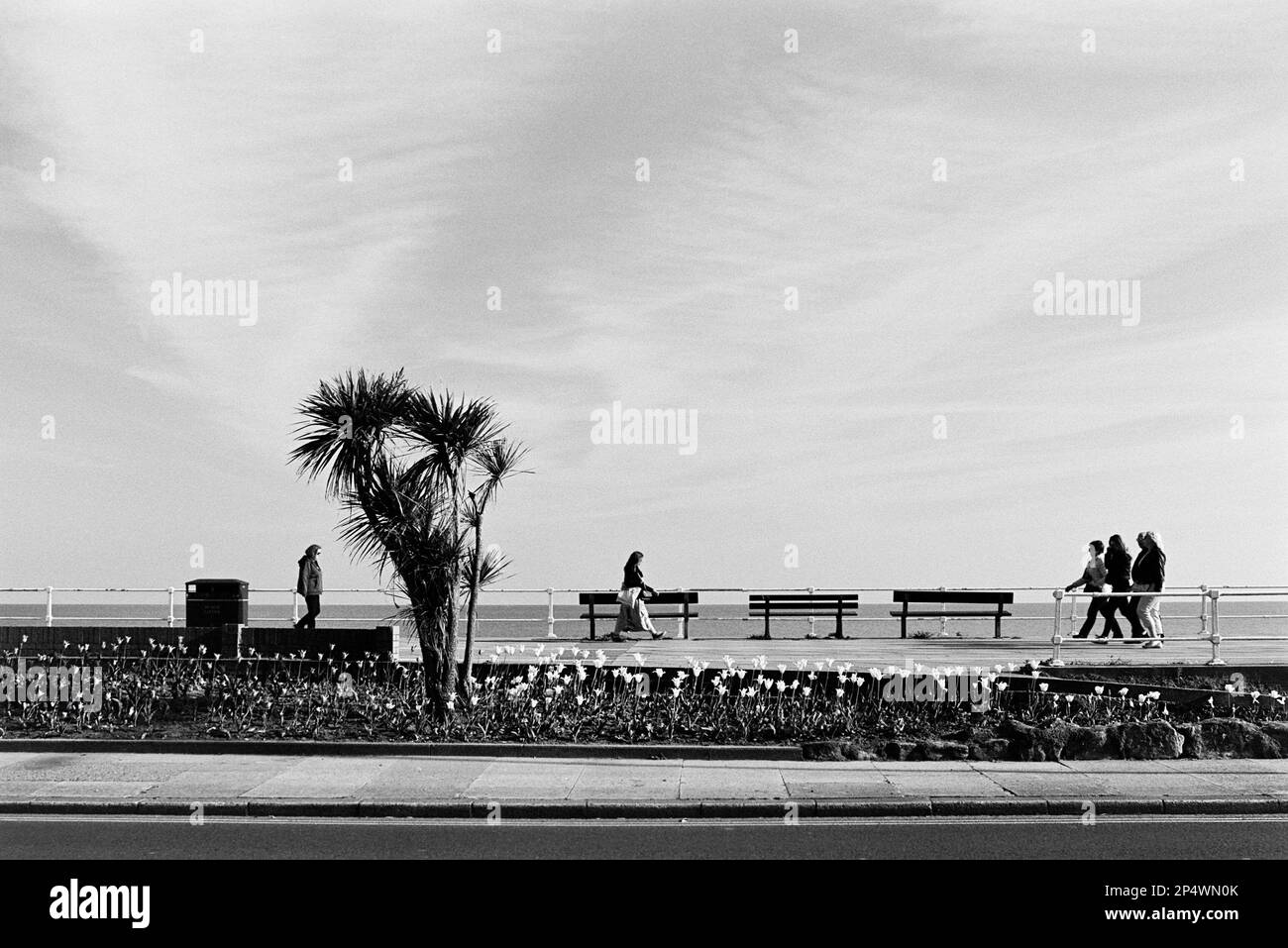 Passeggiate sul lungomare di Hastings e sul lungomare di St Leonards, East Sussex, South East England, in primavera Foto Stock