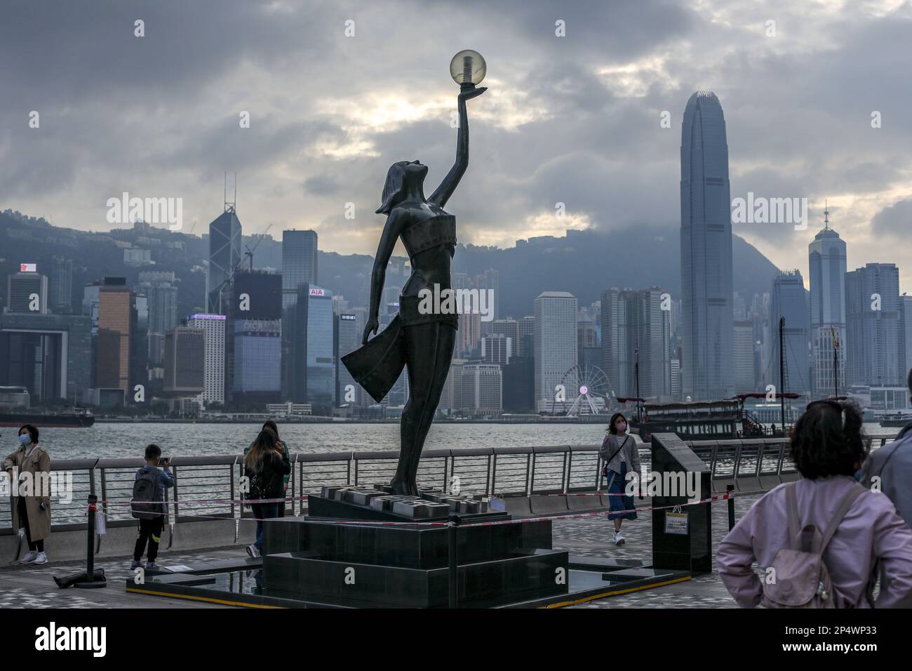 La statua di bronzo degli Hong Kong Film Awards e lo skyline di Hong Kong sono visibili in Avenue of Stars a Tsim Sha Tsui East Promenade. 11JAN23 SCMP/ Xiaomei Chen Foto Stock