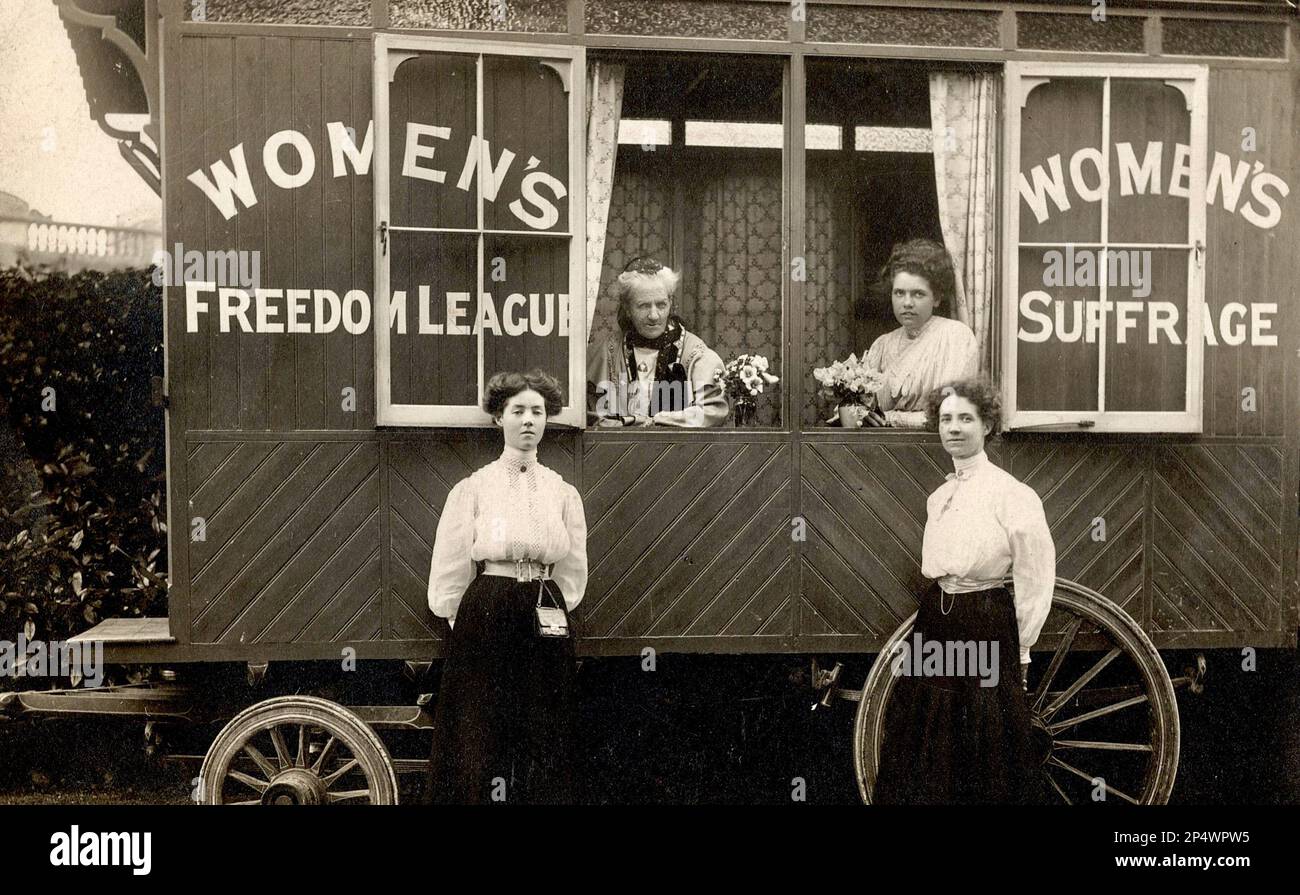 Donna Freedom League Caravan - Charlotte Despard e Alison Neilans all'interno della carovana e Irene Tillard e Violet Tillard in piedi di fronte. Foto Stock