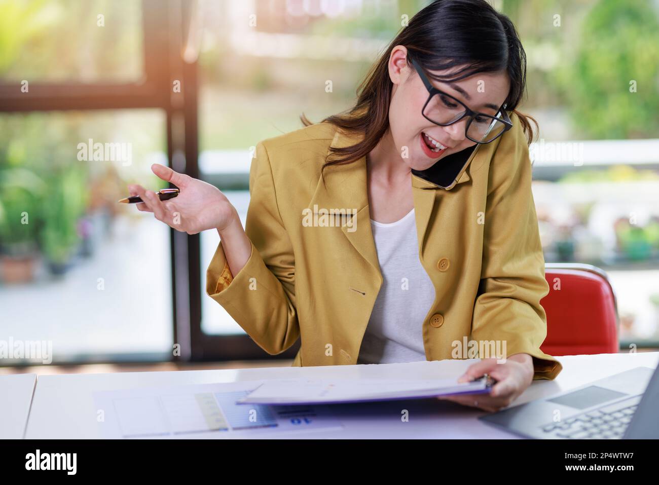 Concetto di business Office donna che lavora, Businesswoman utilizzando smartphone parlare con il suo cliente circa il piano di invesment e il controllo analisi documento AN Foto Stock