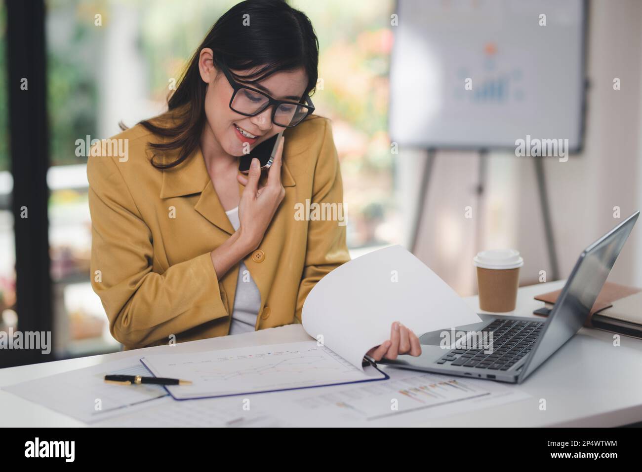 Concetto di business Office donna che lavora, Businesswoman utilizzando smartphone parlare con il suo cliente circa il piano di invesment e il controllo analisi documento AN Foto Stock
