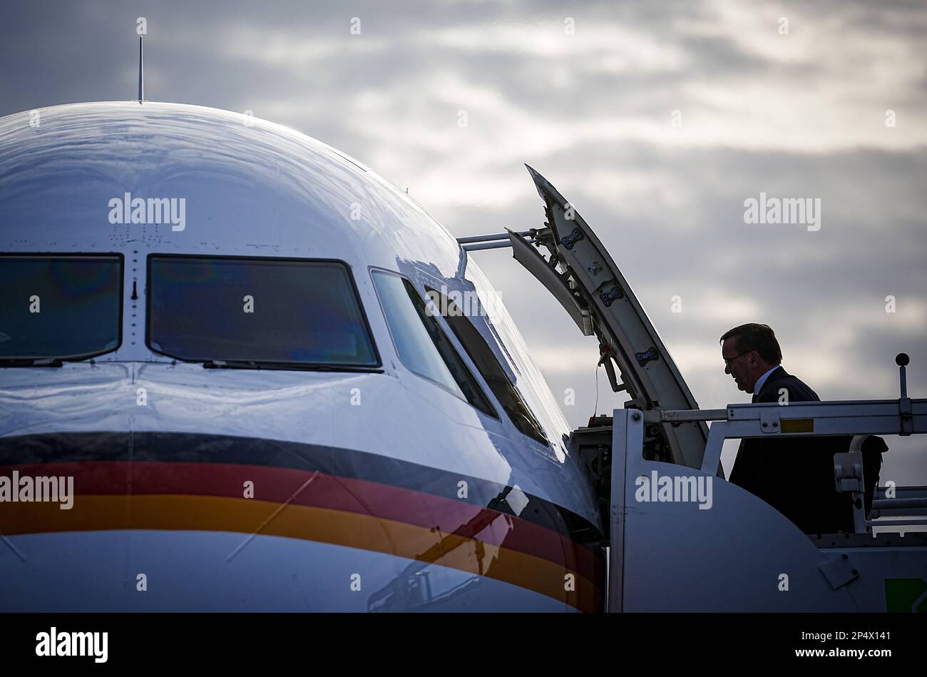 06 marzo 2023, Brandeburgo, Schönefeld: Boris Pistorius (SPD), Ministro federale della Difesa, sale all'Airbus A321 dell'Aeronautica militare della sezione militare dell'aeroporto BER Berlino-Brandeburgo per il volo verso Kaunas, Lituania. Pistorius sta visitando la Lituania, partner della NATO, e le truppe tedesche. La Germania ha il comando del Battlegroup in Lituania. Foto: Kay Nietfeld/dpa Foto Stock
