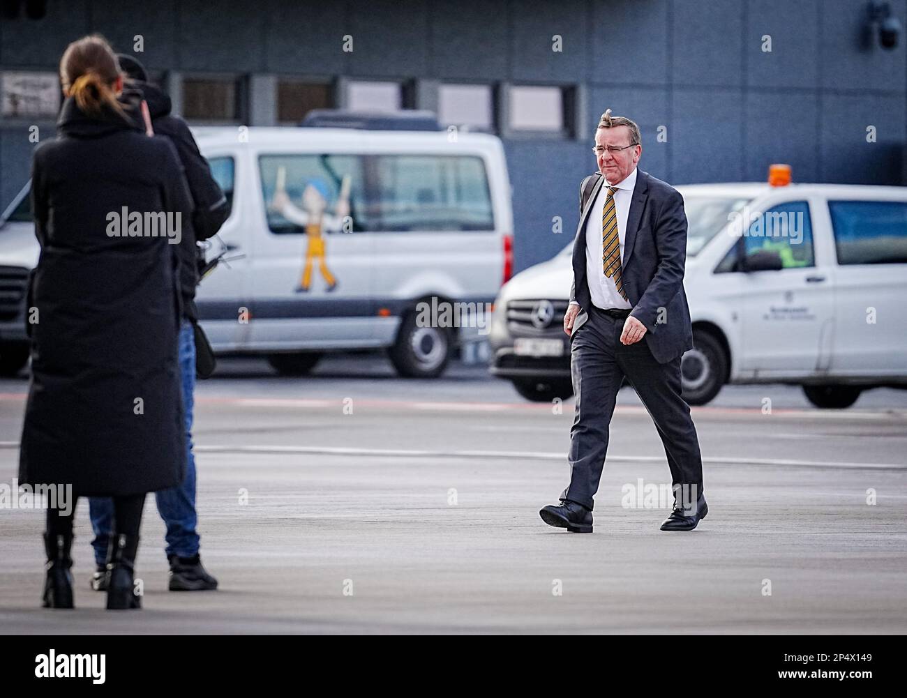06 marzo 2023, Brandeburgo, Schönefeld: Boris Pistorius (SPD), Ministro federale della Difesa, si reca all'Airbus A321 dell'Aeronautica militare della sezione militare dell'aeroporto BER Berlino-Brandeburgo per il volo verso Kaunas in Lituania. Pistorius sta visitando la Lituania, partner della NATO, e le truppe tedesche. La Germania ha il comando del Battlegroup in Lituania. Foto: Kay Nietfeld/dpa Foto Stock