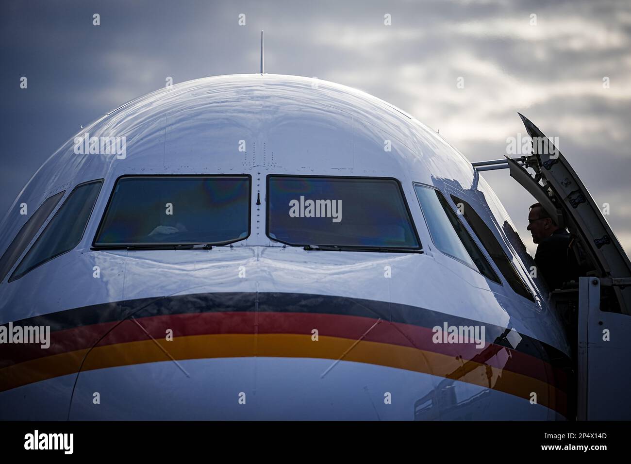 06 marzo 2023, Brandeburgo, Schönefeld: Boris Pistorius (SPD), Ministro federale della Difesa, sale all'Airbus A321 dell'Aeronautica militare della sezione militare dell'aeroporto BER Berlino-Brandeburgo per il volo verso Kaunas, Lituania. Pistorius sta visitando la Lituania, partner della NATO, e le truppe tedesche. La Germania ha il comando del Battlegroup in Lituania. Foto: Kay Nietfeld/dpa Foto Stock