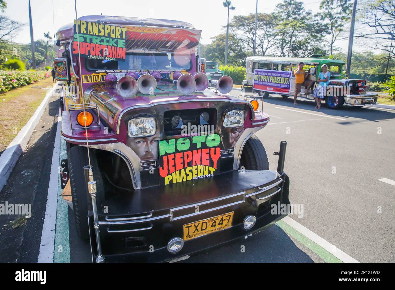 Quezon City, Filippine. 6th Mar, 2023. I jeepneys sono visti durante uno sciopero di trasporto nazionale contro il phaseout proposto del jeepney nella città di Quezon, le Filippine, 6 marzo 2023. Vari gruppi di trasporti pubblici di jeepney di utilità hanno dato il via a uno sciopero di trasporto nazionale lungo una settimana, nonostante la decisione del governo filippino di passare a dicembre di quest'anno la scadenza del phasing out dei jeepneys, il simbolo del trasporto pubblico del paese, come parte del programma di modernizzazione di veicoli pubblici di utilità. Credit: Rouelle Umali/Xinhua/Alamy Live News Foto Stock