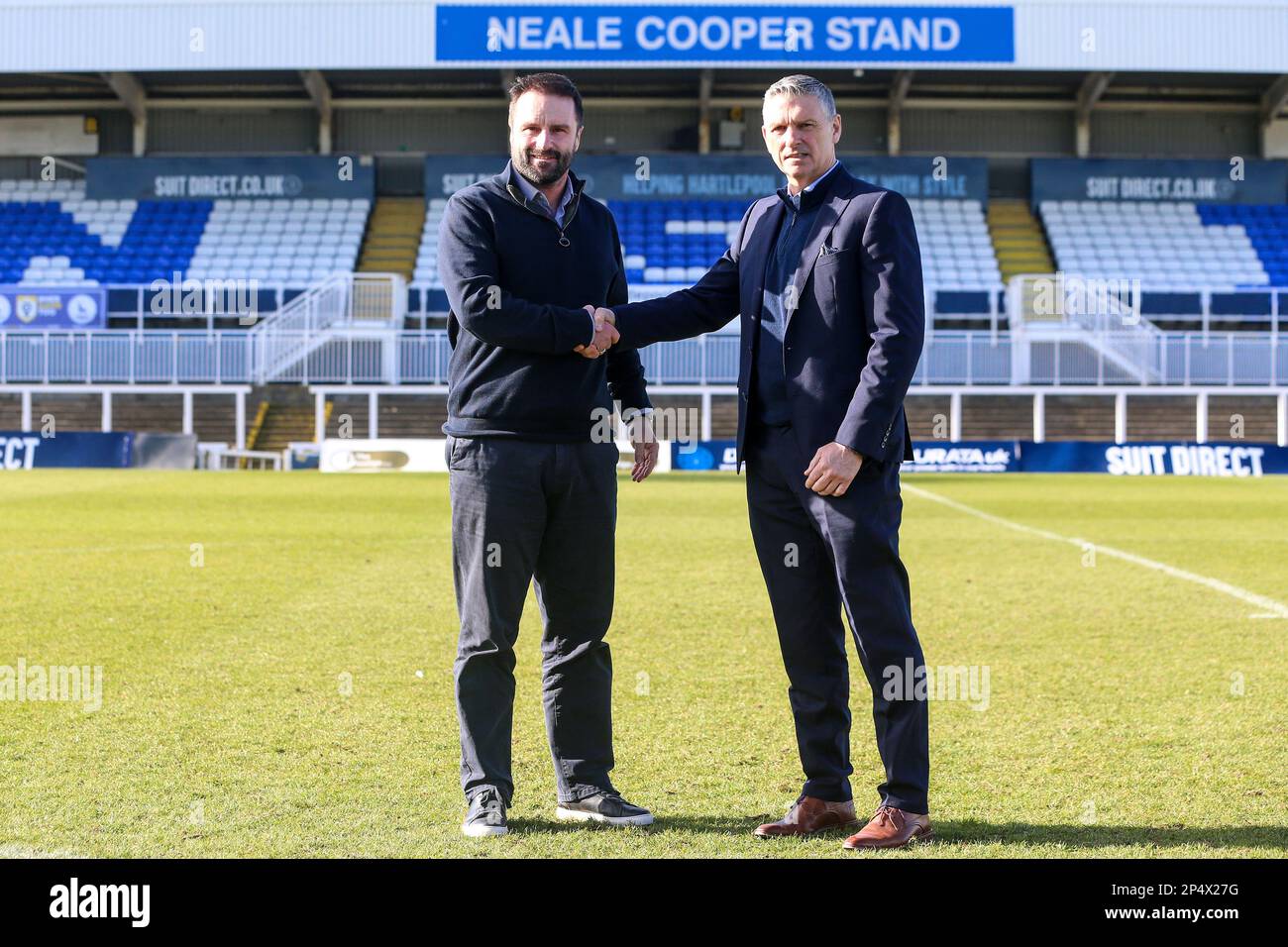 John Askey, manager di Hartlepool United, dà il benvenuto a Darren Kelly dopo la sua nomina come nuovo direttore sportivo del club, confermato a Victoria Park, Hartlepool giovedì 23rd febbraio 2023. (Foto: Mark Fletcher | MI News) Foto Stock