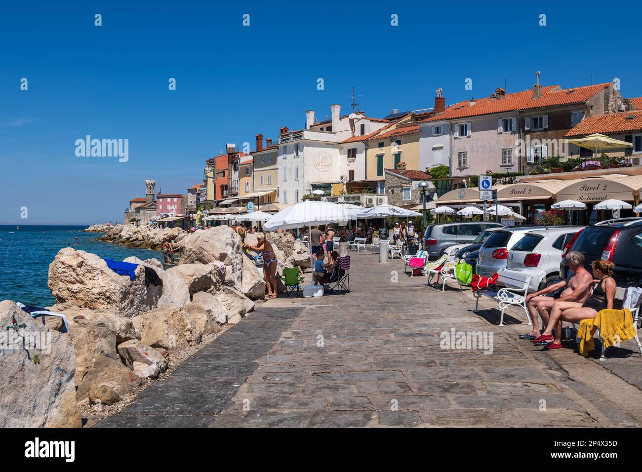 Piran, Slovenia - 20 luglio 2022: Passeggiata sul mare in località turistica sul mare Adriatico, costa sud-occidentale slovena. Foto Stock