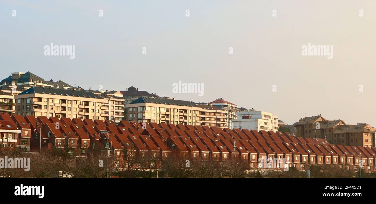 File di mattoni rossi case a schiera piastrelle rosse Santander Cantabria Spagna Foto Stock