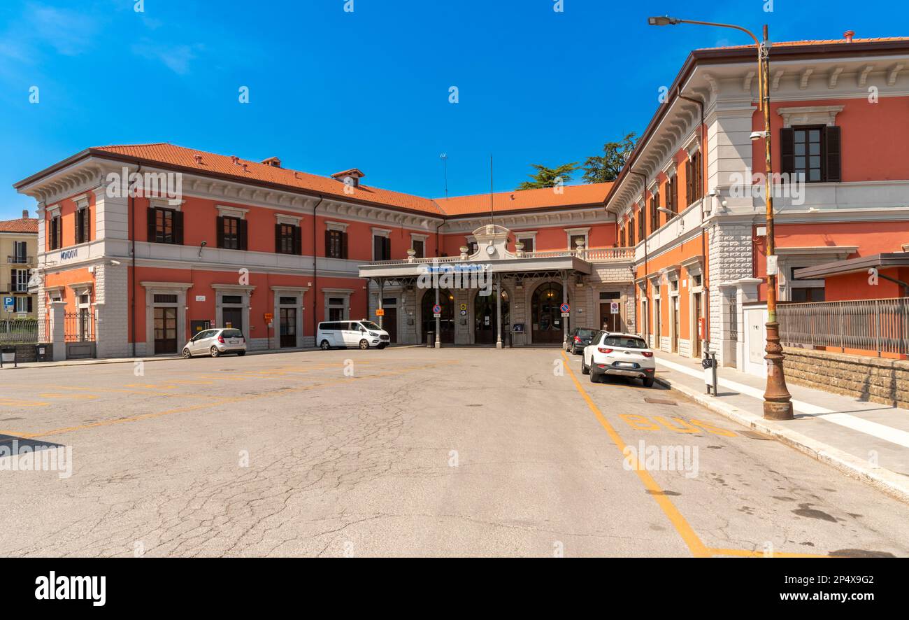 Mondovì, Italia - 29 aprile 2022: Edificio della stazione ferroviaria di Mondovi Foto Stock