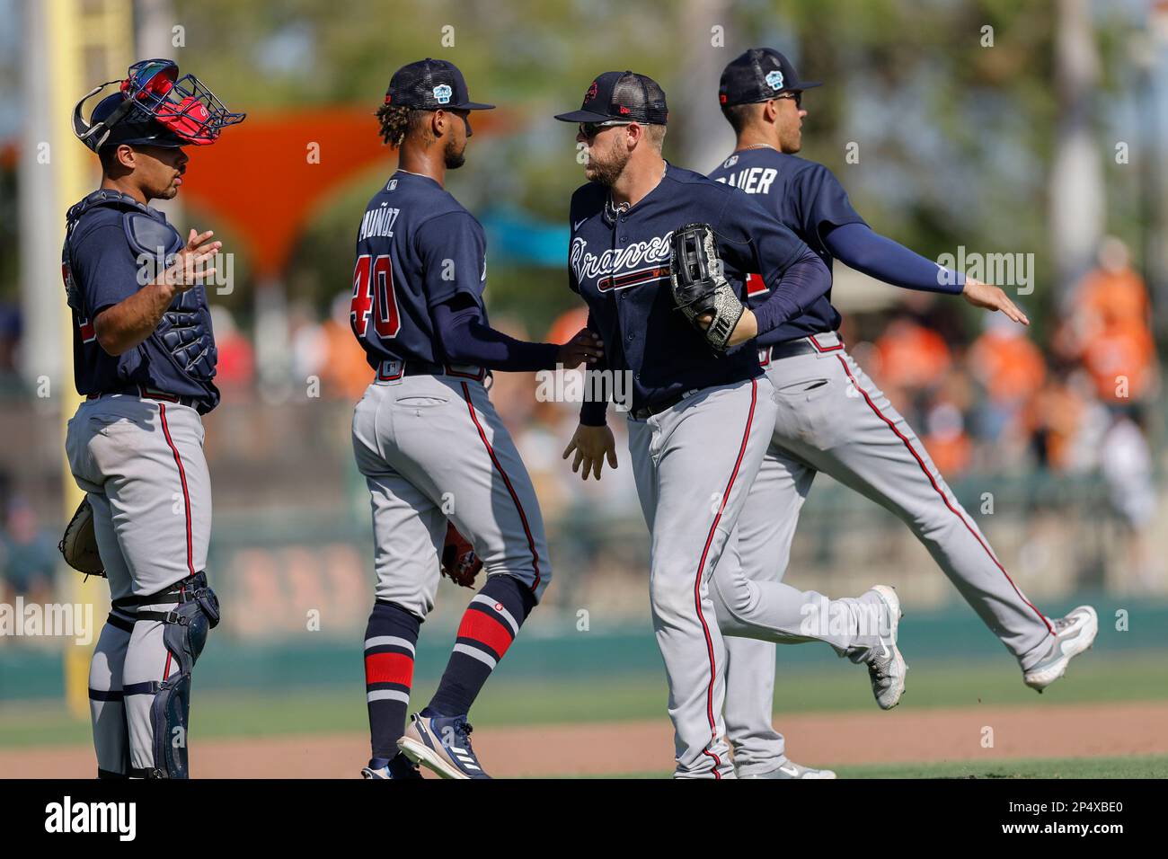 Sarasota FL USA; gli Atlanta Braves celebrano dopo aver fatto il loro wining durante una partita di allenamento primaverile contro i Baltimore Orioles allo ed Smith Stadium. Il Foto Stock