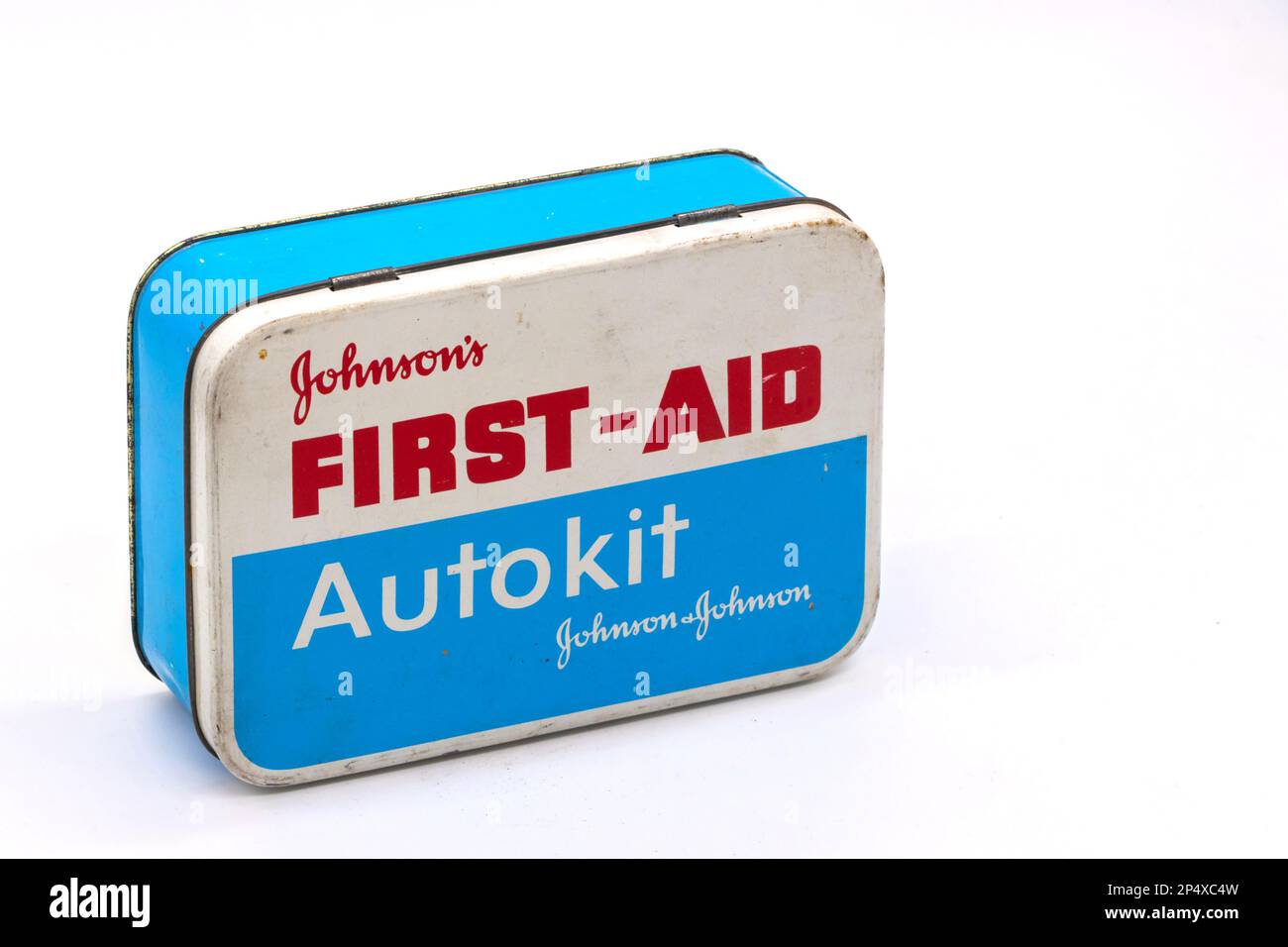 latta metallica degli anni '1960 contenente il kit di pronto soccorso vintage johnsons per viaggi o auto autokit Foto Stock