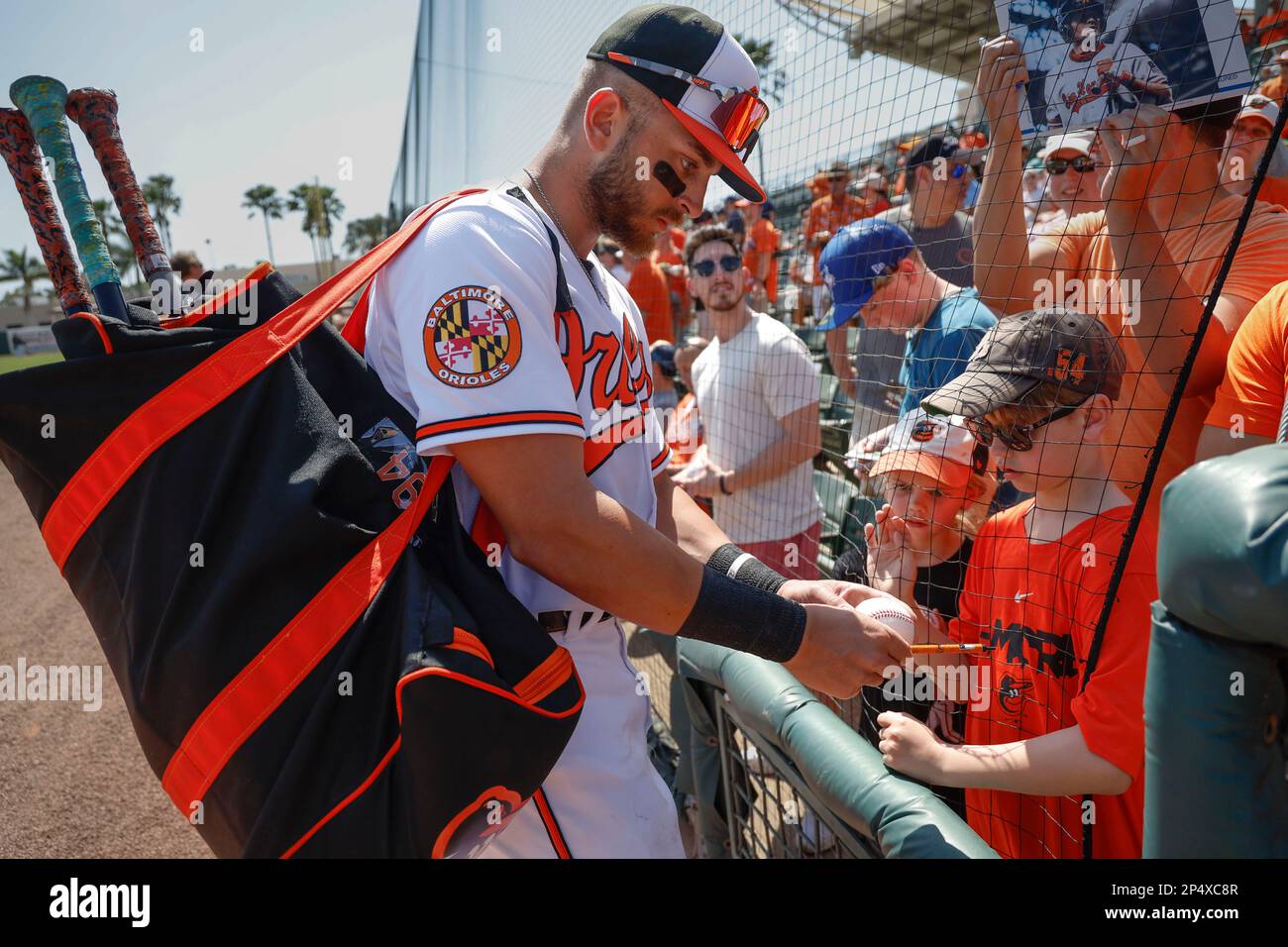 Sarasota FL USA; lo shortstop di Baltimore Orioles Joey Ortiz (65) firma autografi per i tifosi durante una partita di allenamento primaverile della MLB contro gli Atlanta Braves A. Foto Stock