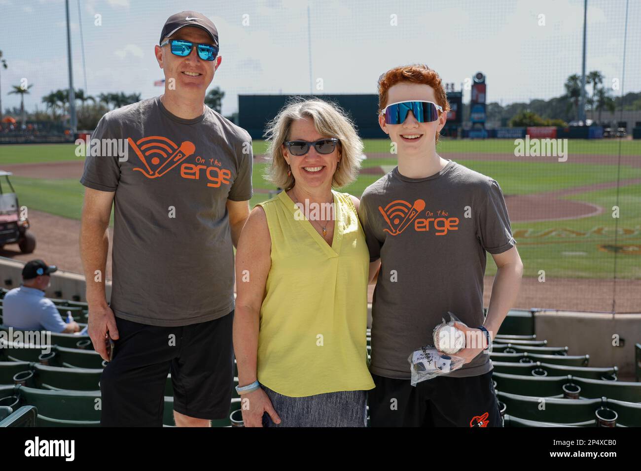 Sarasota FL USA; i tifosi dei Baltimore Orioles si godono una giornata al parco durante una partita di allenamento primaverile della MLB contro gli Atlanta Braves allo stadio ed Smith. Foto Stock