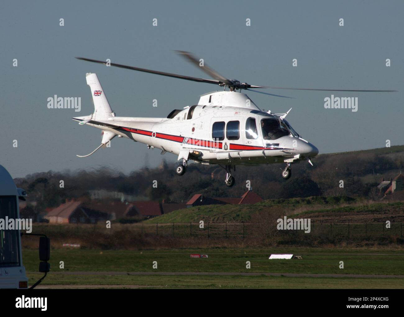 Elicottero Agusta A109E Power, GZ100 di RAF 32 Squadron parte dall'aeroporto di Brighton City Foto Stock