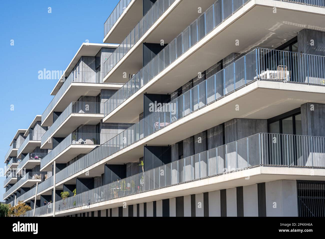 Nuovo edificio grigio di appartamenti visto a Barcellona, Spagna Foto Stock