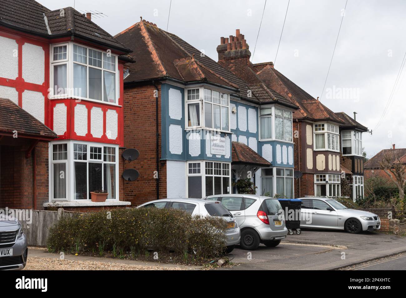 Colourful case indipendenti immobili alloggio in Stoke Road, Guildford, Surrey, Inghilterra, Regno Unito Foto Stock