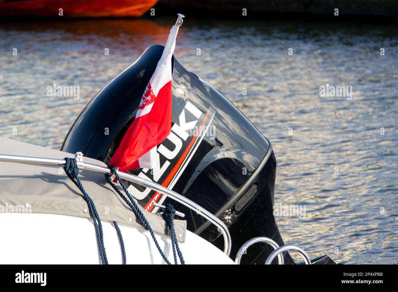 KOLOBRZEG, POLONIA - 6 AGOSTO 2022: Motore marino Suzuki su uno yacht di lusso con grande potenza Foto Stock
