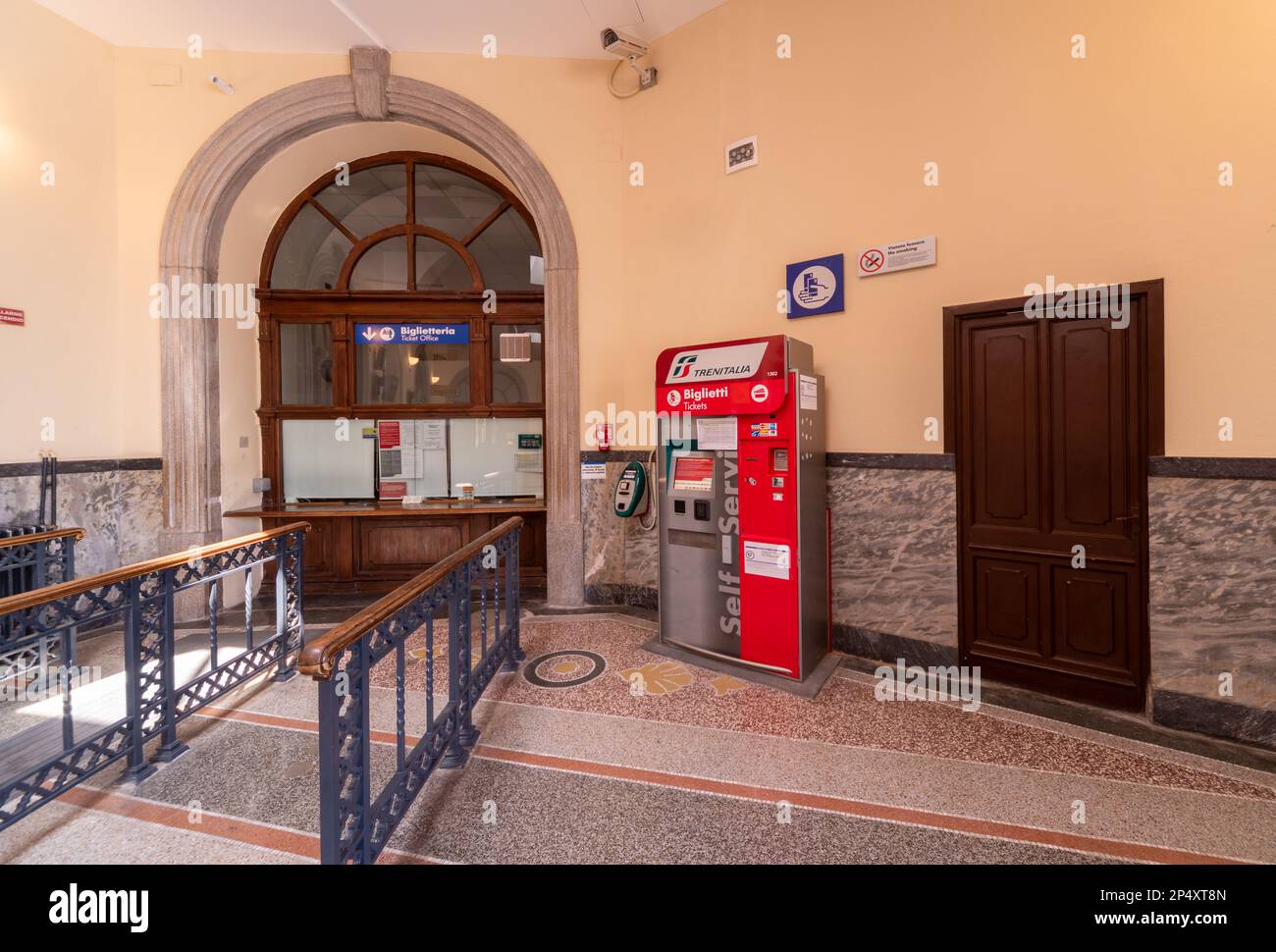 Mondovi, Italia - 29 aprile 2022: Vecchia biglietteria della stazione italiana di Mondovi con distributore di biglietti e macchinetta Foto Stock