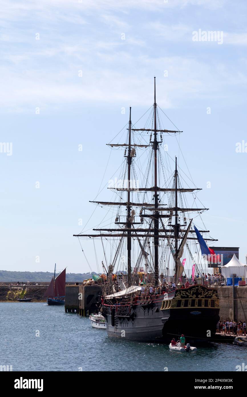 Brest, Francia - Luglio 14 2022: L'Étoile du Roy (la Stella del Re) è una fregata di sesta classe a tre alberi. Foto Stock