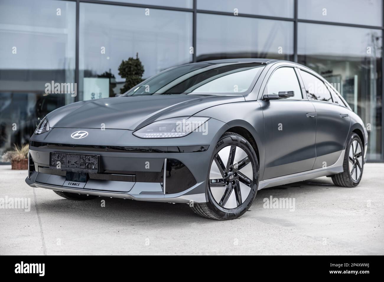 Praga, Repubblica Ceca, marzo 3. 2023: IONIQ 6 nuovo modello di auto elettrica da Hyundai di fronte alla concessionaria auto. Foto Stock