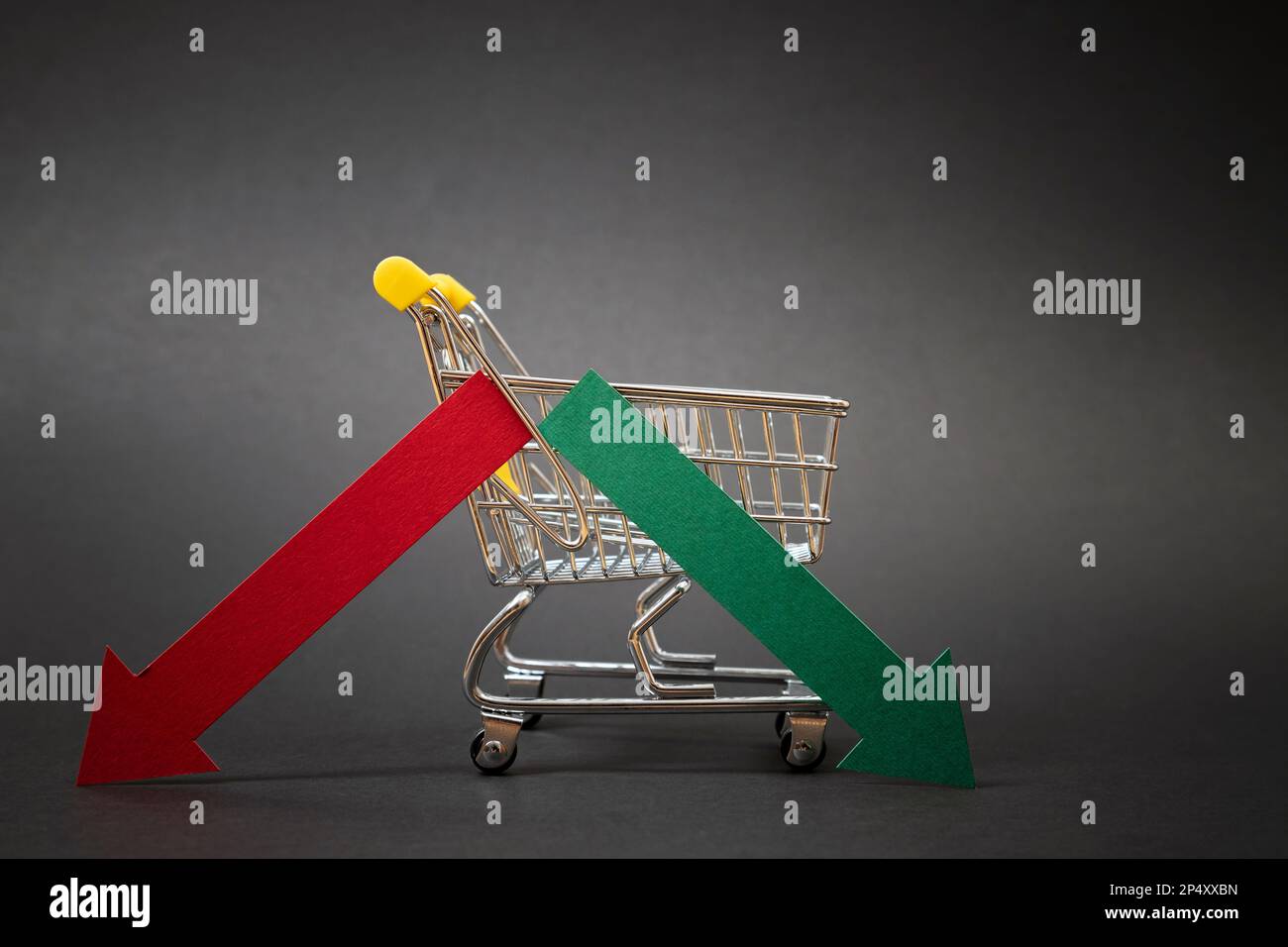 Indecisione dell'attività dei clienti sul mercato. Crescita o declino delle vendite di acquisti. Carrello con frecce su e giù su sfondo nero Foto Stock