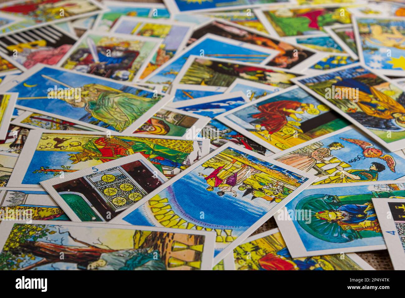 Sfondo con mucchio di carte tarocchi, il mazzo arcana maggiore. Fortuna che dice seance o rituale magico nero. Spaventate la vita ferma con occulto ed esoteri Foto Stock