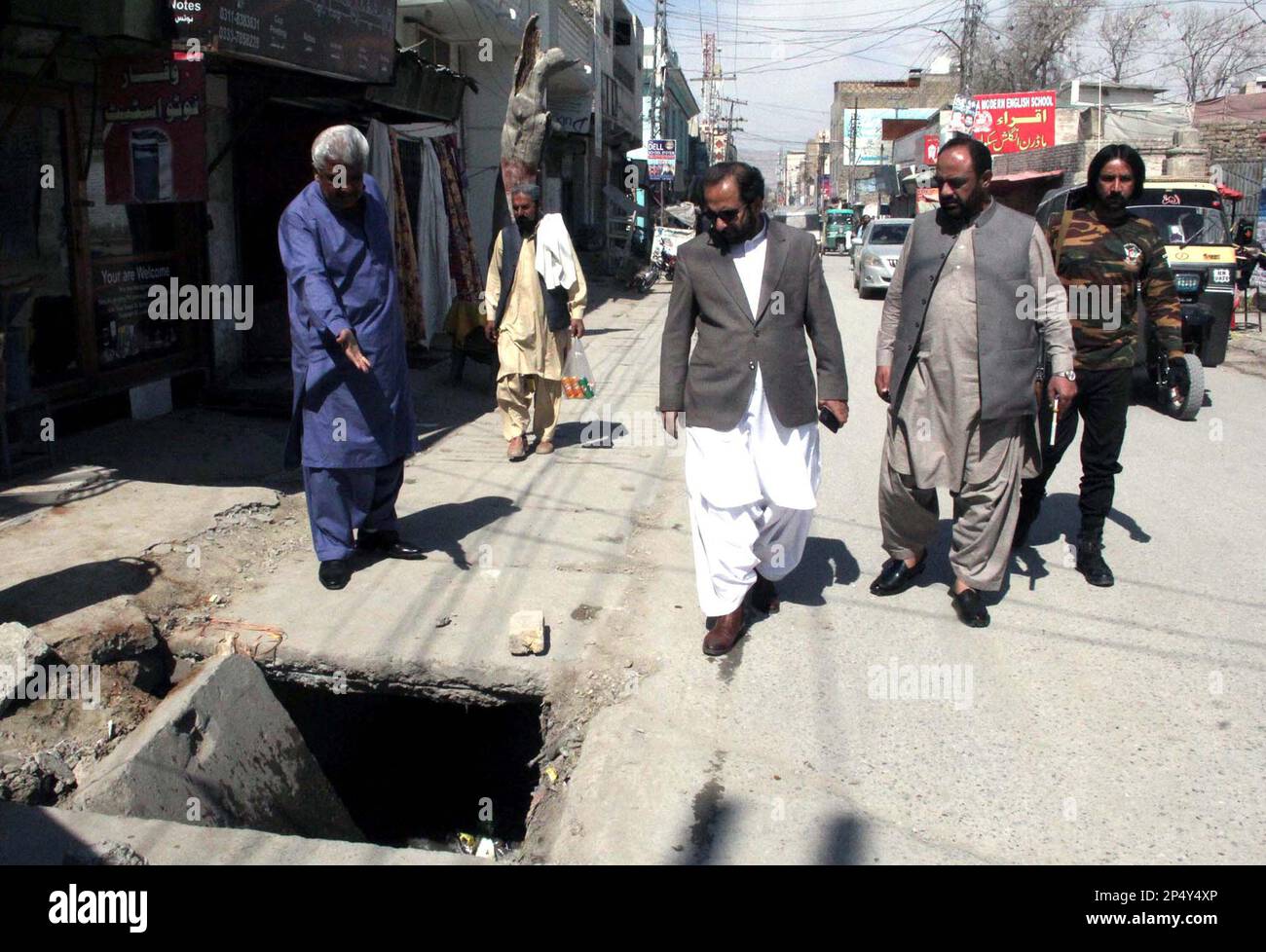 Hyderabad, Pakistan, 6 marzo 2023. Quetta Metropolitan Corporation (QMC) Administrator, Jabbar Baloch ispezionando l'unità pulita durante la sua visita in diverse aree della città, a Quetta il lunedì 6 marzo 2023. Foto Stock