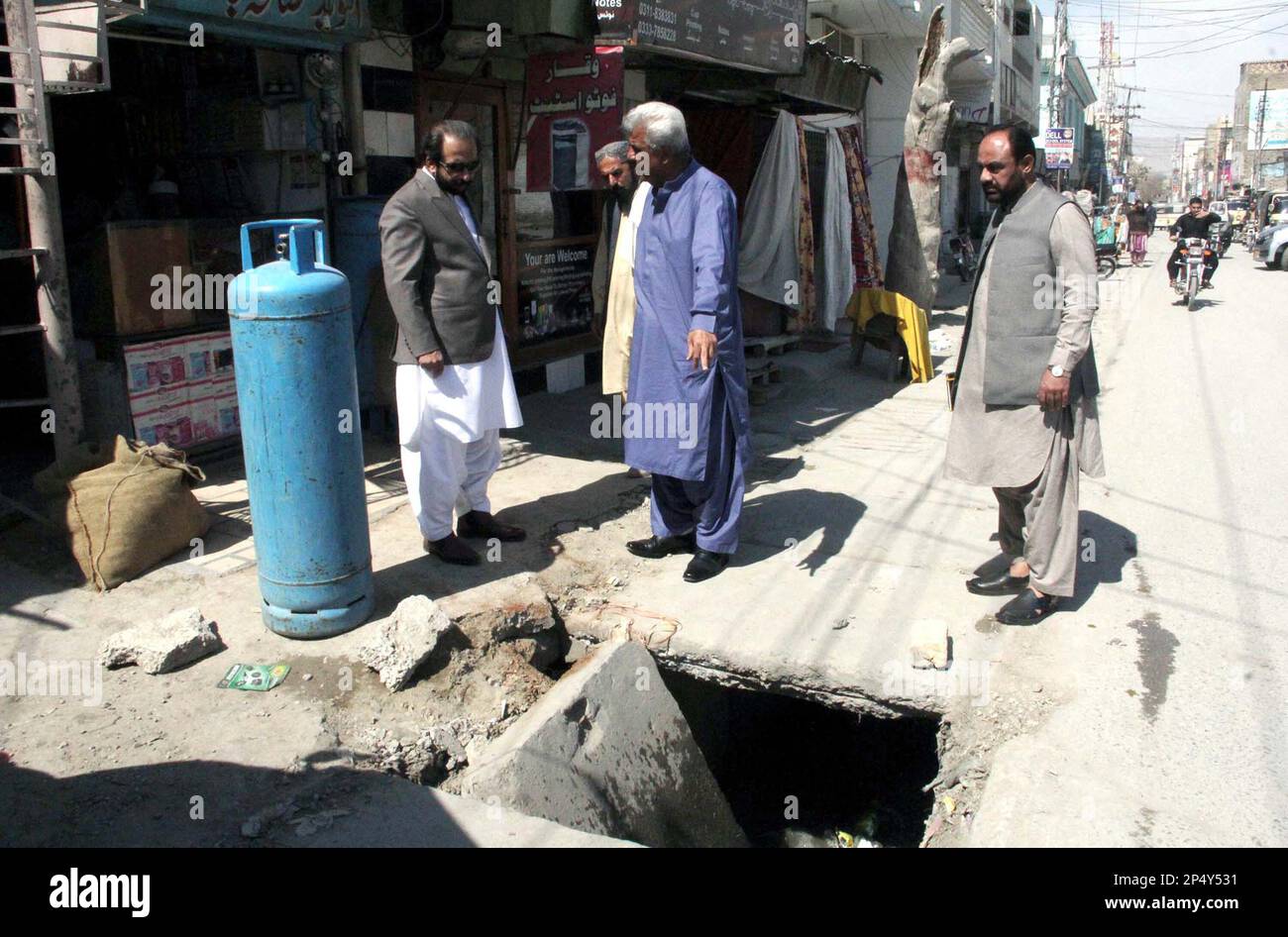 Hyderabad, Pakistan, 6 marzo 2023. Quetta Metropolitan Corporation (QMC) Administrator, Jabbar Baloch ispezionando l'unità pulita durante la sua visita in diverse aree della città, a Quetta il lunedì 6 marzo 2023. Foto Stock