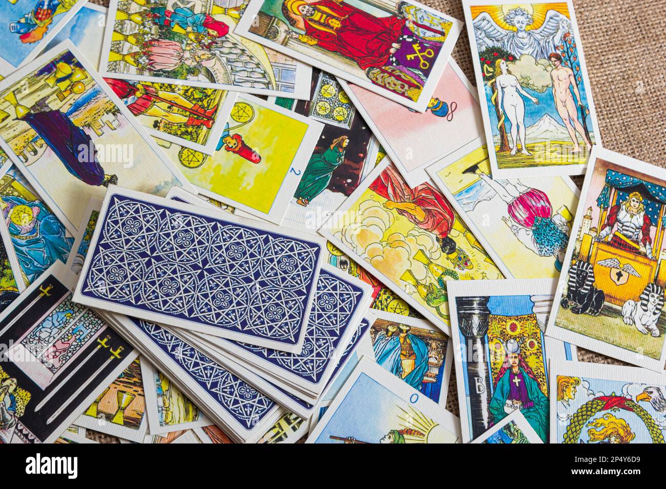 Sfondo con mucchio di carte tarocchi, il mazzo arcana maggiore. Fortuna che dice seance o rituale magico nero. Spaventate la vita ferma con occulto ed esoteri Foto Stock