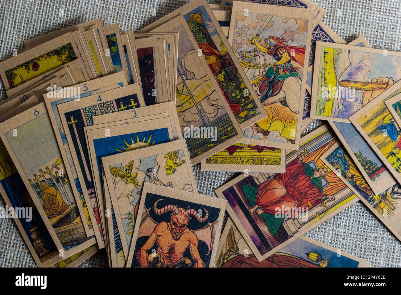 Sfondo con mucchio di carte tarocchi, il mazzo arcana maggiore. Fortuna che dice seance o rituale magico nero. Spaventate la vita ferma con occulto ed esoteri Foto Stock