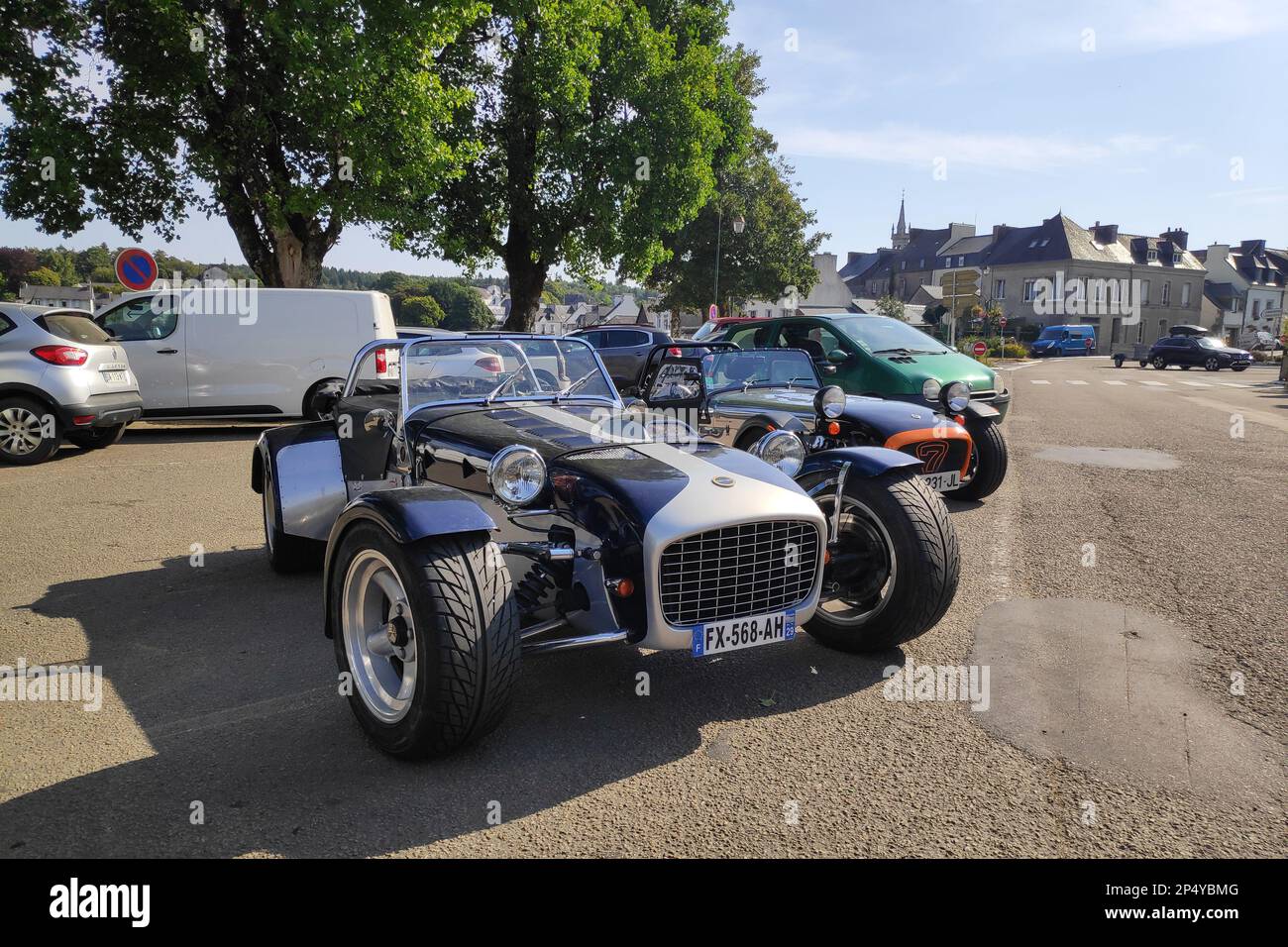 Huelgoat, Francia - Agosto 13 2022: Il Caterham 7 è un'auto sportiva ultraleggera prodotta da Caterham Cars nel Regno Unito. Foto Stock