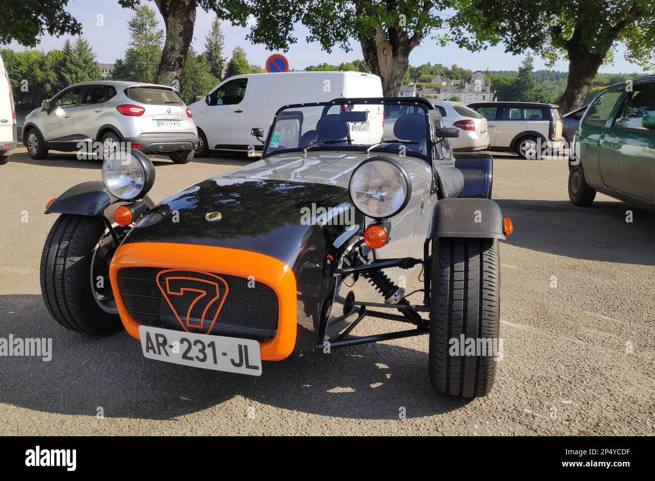 Huelgoat, Francia - Agosto 13 2022: Il Caterham 7 è un'auto sportiva ultraleggera prodotta da Caterham Cars nel Regno Unito. Foto Stock