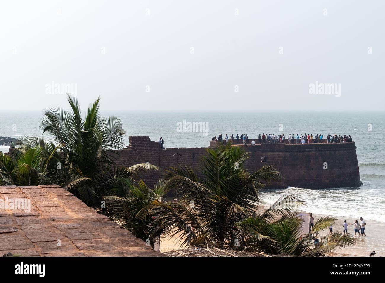 Candolim, Goa, India - Gennaio 2023: Una vista dei bastioni dell'antico porto sul mare di Fort Aguada a Sinquerim. Foto Stock