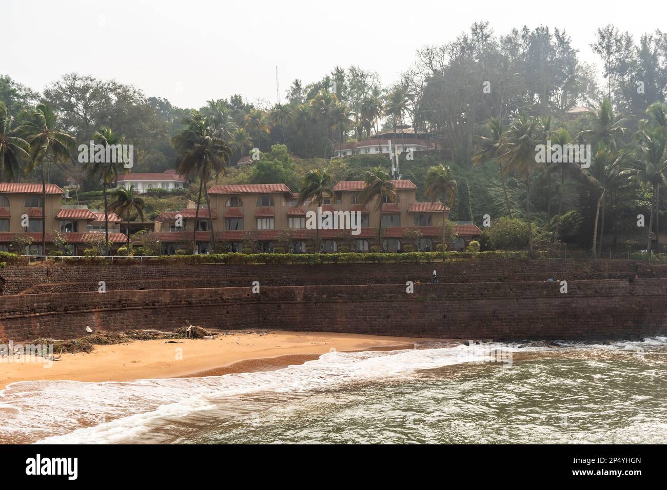 Candolim, Goa, India - Gennaio 2023: Una vista di una lussuosa stazione balneare accanto a un forte di epoca portoghese a Sinquerim. Foto Stock