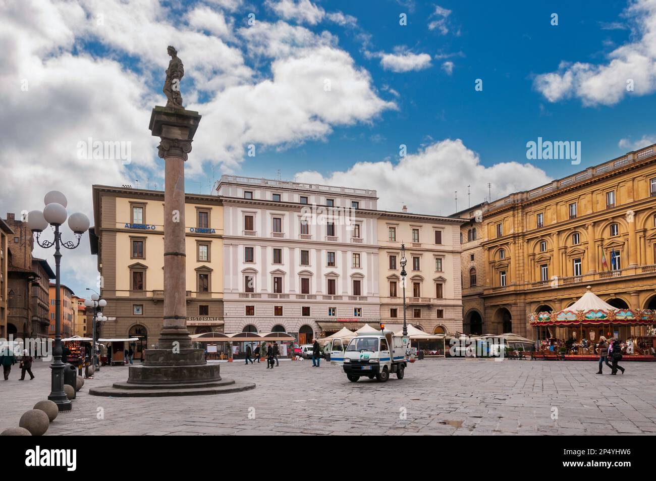 Piazza della Repubblica e il suo arco trionfale a Firenze, Toscana in Italia Foto Stock
