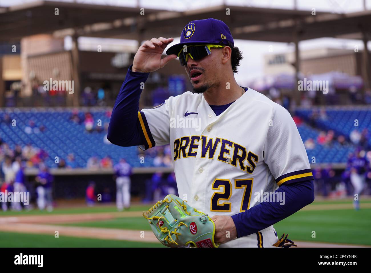 Breve sosta presso i Milwaukee Brewers, Willy Adames, presso gli American Family Fields di Phoenix, 2 marzo 2023. I Rangers sconfissero i Brewers 7-4. (Scott Finkelme Foto Stock