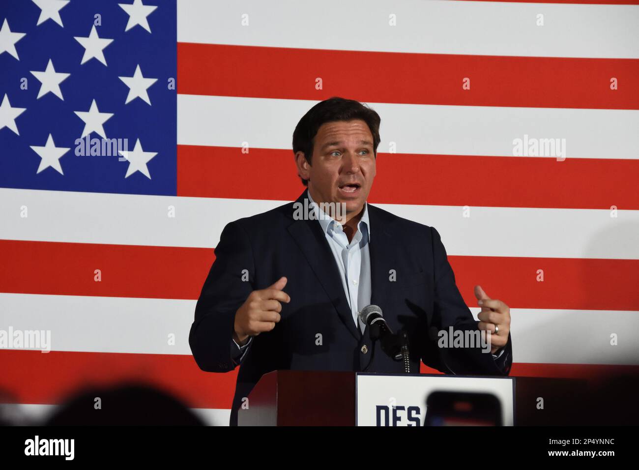 21 ago 2022, Sarasota, FL: Gov. Ron DeSantis stava dando un discorso radunando per i candidati del consiglio scolastico della contea di Sarasota. Bandiera americana sullo sfondo. Foto Stock