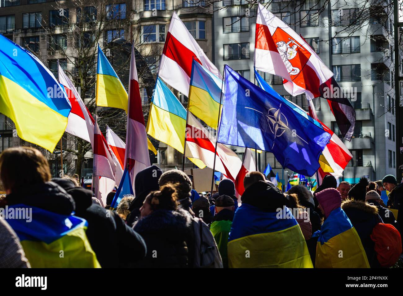Manifestazione contro Putin e la guerra in ucraina a Bruxelles - bandiere della NATO | manifestazione contre Poutine et la guerre en Ukraine Drapeau Otan Foto Stock