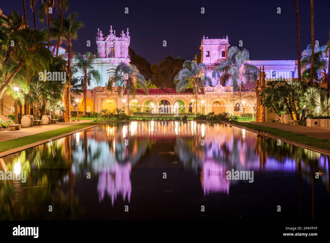 San Diego, California, USA plaza fontana di notte nel Prado. Foto Stock